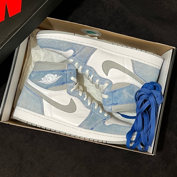 ❌SOLD❌Jordan 1 High ‘Hyper Royal’ - Picture 8 of 9
